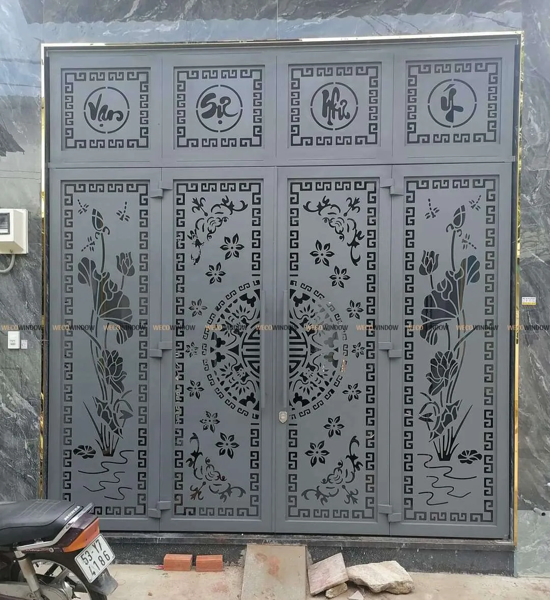 Mẫu cửa sắt CNC 4 cánh màu ghi xám phong cách hiện đại