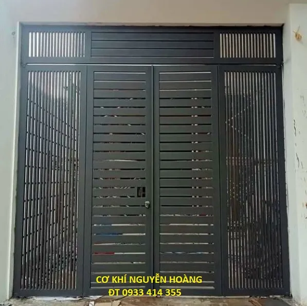 alt: Mẫu cổng sắt hộp 4 cánh đơn giản với thiết kế đảm bảo an toàn