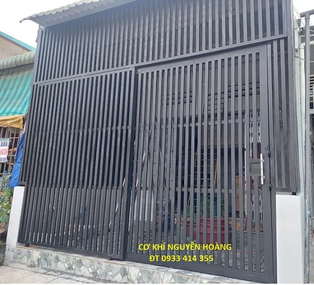 alt: Cổng lùa sắt hộp đơn giản một cánh cho nhà dân