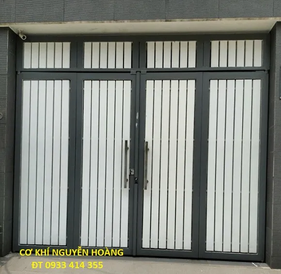 alt: Cổng sắt hộp 4 cánh đơn giản với các thanh dọc sơn hai màu nổi bật