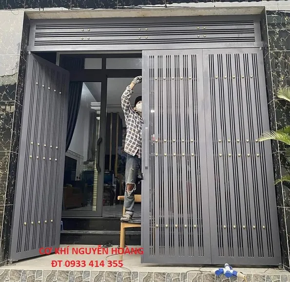 alt: Mẫu cổng sắt hộp 4 cánh đơn giản có gắn nút trang trí