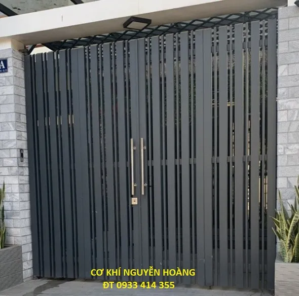 alt: Mẫu cổng rào sắt hộp đơn giản với các thanh dọc đứng