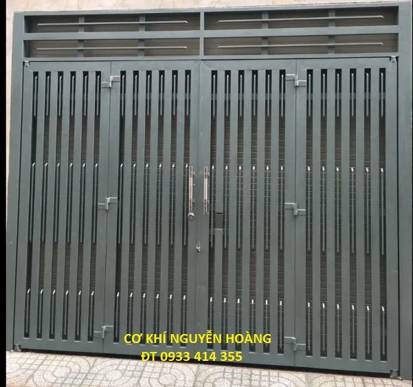 alt: Mẫu cổng sắt hộp 4 cánh đơn giản sang trọng cho nhà phố