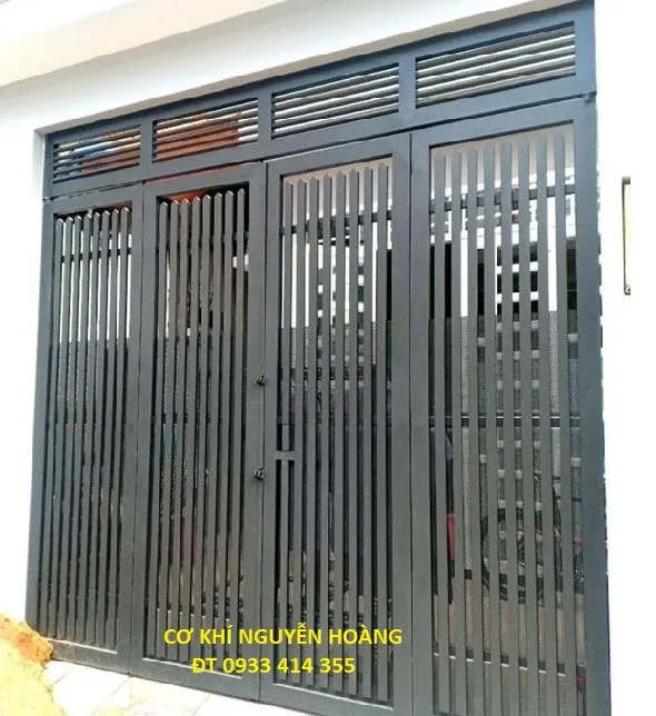 alt: Mẫu cổng sắt hộp 4 cánh đơn giản sử dụng song sắt hộp 20x40mm đứng