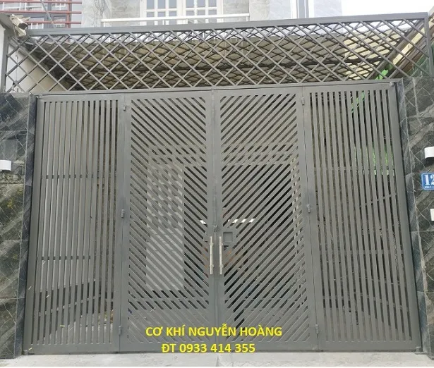 alt: Mẫu cổng sắt hộp 4 cánh đơn giản được nhiều người yêu thích
