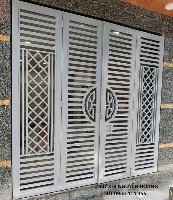 alt: Mẫu cổng sắt hộp 4 cánh đơn giản với mức giá ưu đãi