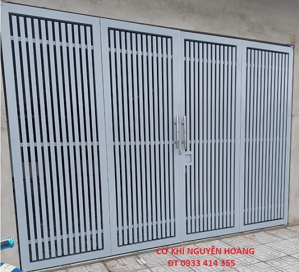 alt: Mẫu cổng sắt hộp 4 cánh đơn giản cho nhà cấp 4