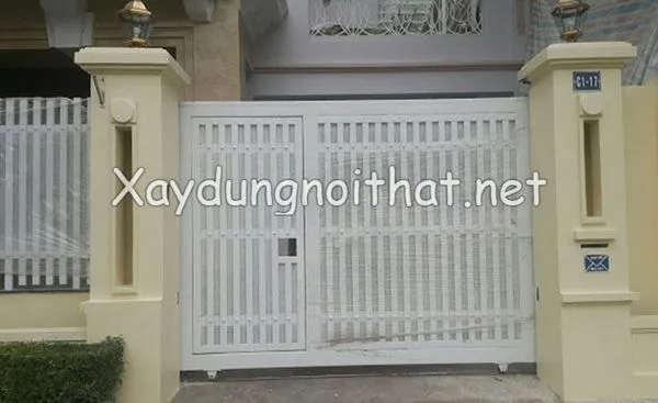 Mẫu cửa cổng sắt lùa với các thanh sắt ngang dọc kết hợp tạo hình hiện đại