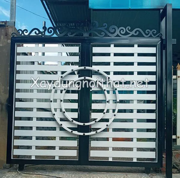 Cửa cổng lùa sắt hiện đại với bề mặt sơn tĩnh điện bóng mịn