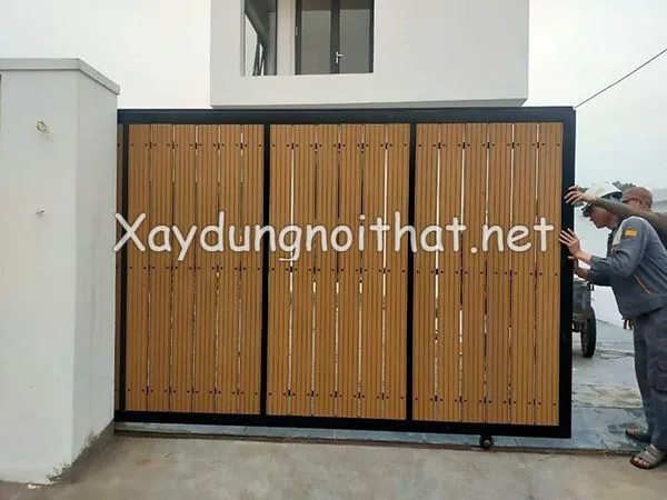 Mẫu cửa cổng lùa sắt sơn giả gỗ, mang vẻ đẹp truyền thống