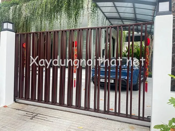 Mẫu cửa cổng sắt lùa đẹp cho biệt thự sân vườn