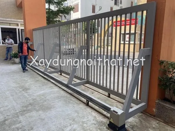 Cửa cổng sắt lùa cho trụ sở cơ quan với thiết kế trang trọng