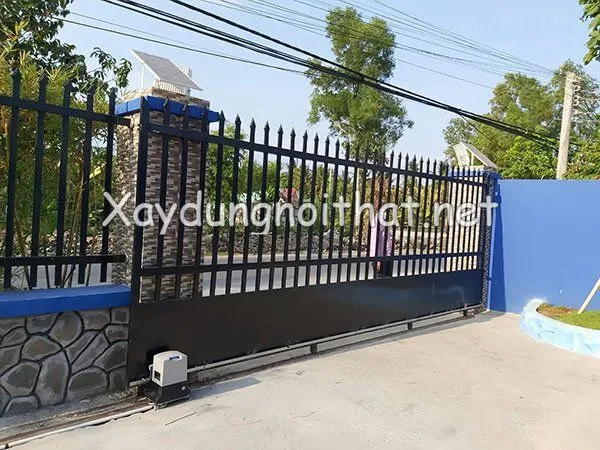 Mẫu cửa cổng sắt lùa đơn giản với nan sắt dọc cơ bản