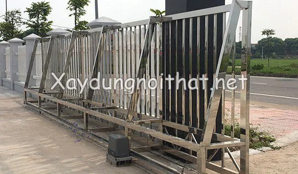 Mẫu cửa cổng lùa làm bằng vật liệu inox 304, bền bỉ
