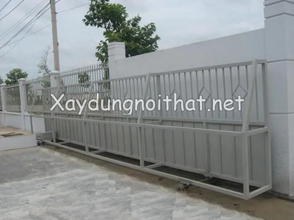 Mẫu cửa cổng sắt lùa hiện đại với sự kết hợp vật liệu khác