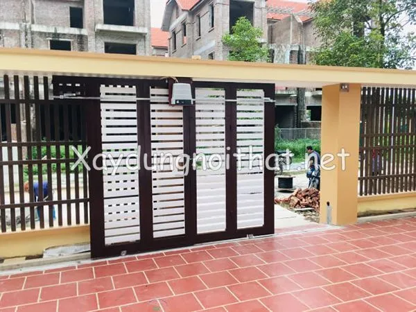 Mẫu cửa cổng sắt lùa đẹp với màu sơn hài hòa không gian ngoại thất