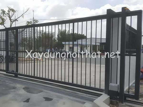 Mẫu cửa cổng sắt lùa tự động tích hợp motor âm sàn