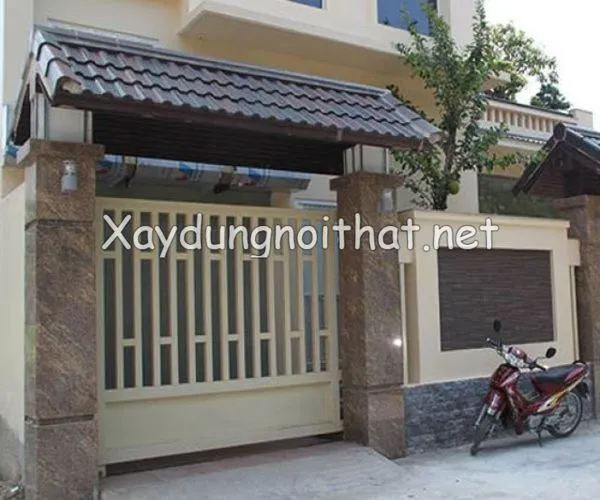 Mẫu cửa cổng sắt lùa đẹp với họa tiết trang trí hiện đại