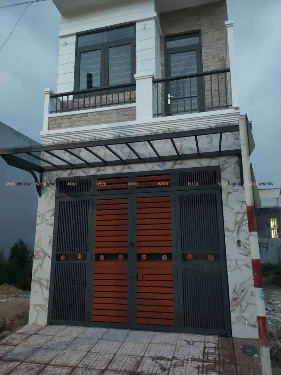 Cổng sắt có độ bền cao, giúp đảm bảo an toàn cho ngôi nhà.