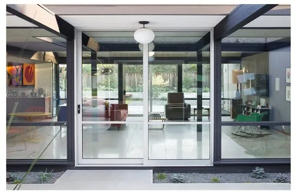 Mẫu cửa đi mở lùa nhôm Xingfa hệ 55 tạo điểm nhấn cho không gian