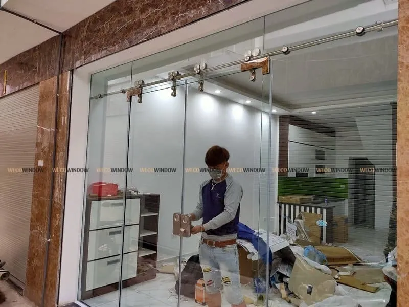 Lắp đặt cửa kính cường lực 2 cánh lùa cho cửa ra vào.