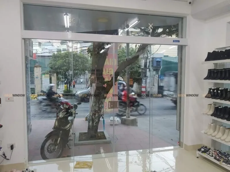 Cửa kính lùa cho shop giày.