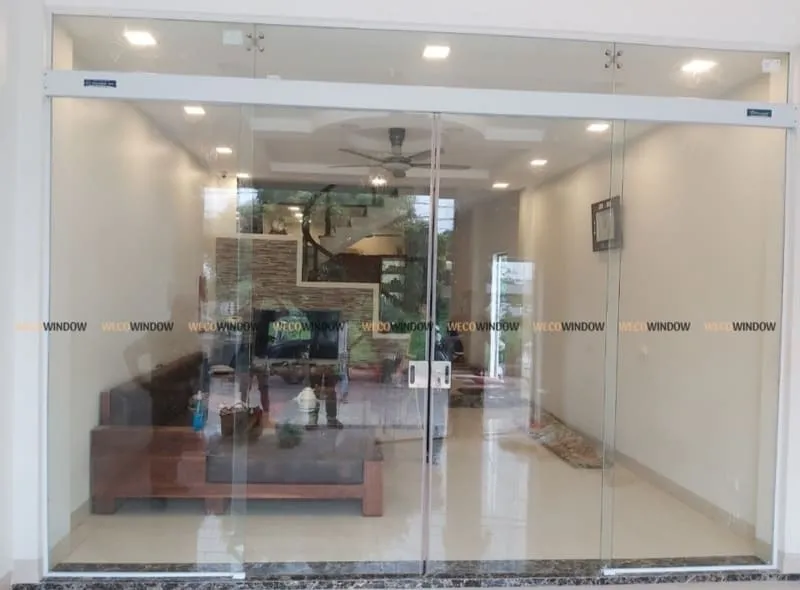 Cửa kính cường lực lùa 2 cánh giúp tối ưu không gian và lấy sáng hiệu quả.