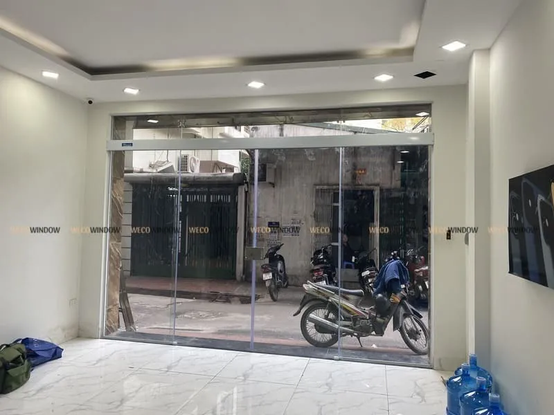 Cửa kính lùa 2 cánh làm không gian trở nên rộng rãi, sáng sủa hơn.