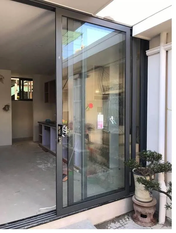 Mẫu cửa nhôm Xingfa 2 cánh mở lùa màu đen sang trọng