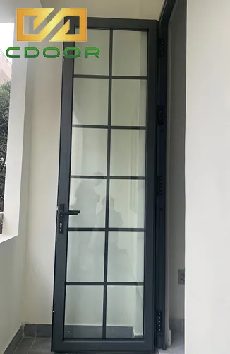 Cửa nhôm 1 cánh thiết kế chia thành nhiều ô nhỏ