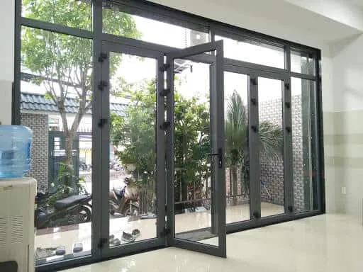 Cửa nhôm kính 6 cánh mở quay phòng khách