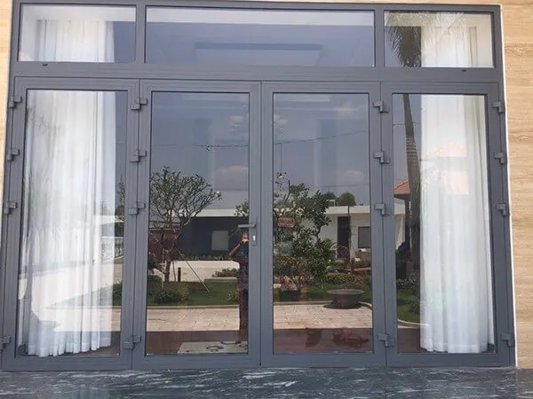 Cửa đi nhôm Xingfa màu xám ghi 4 cánh