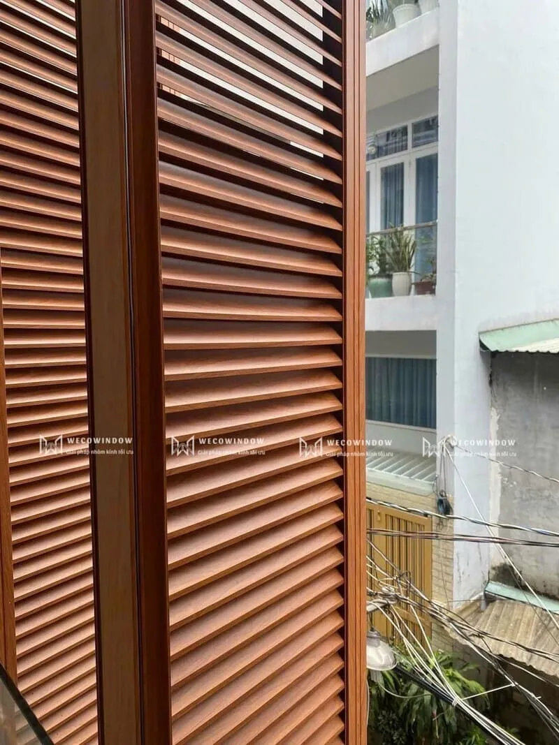 Cá»­a sá»• lÃ¡ sÃ¡ch lÃ m tá»« nhÃ´m trang trÃ­. 