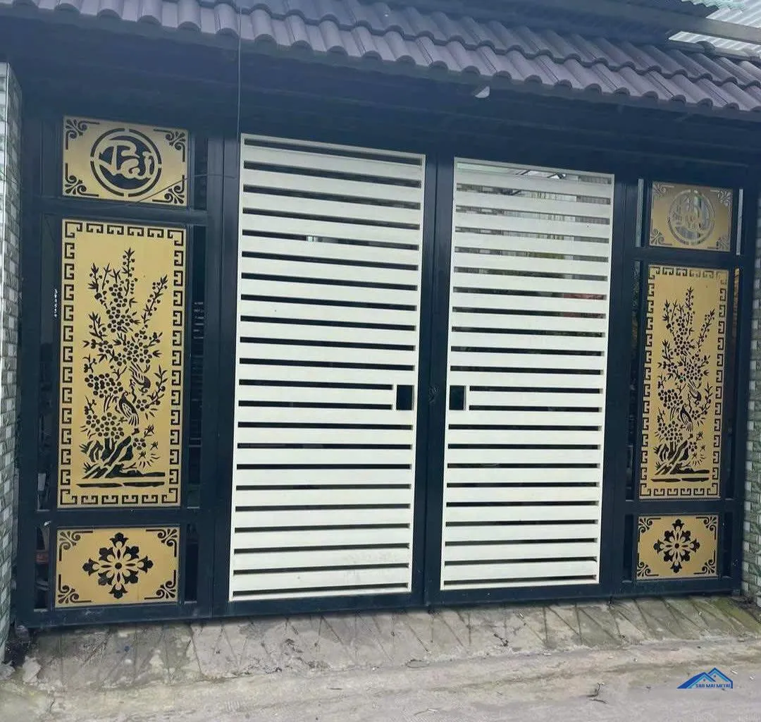 Cửa cổng sắt 4 cánh màu xám với ô thoáng phía trên