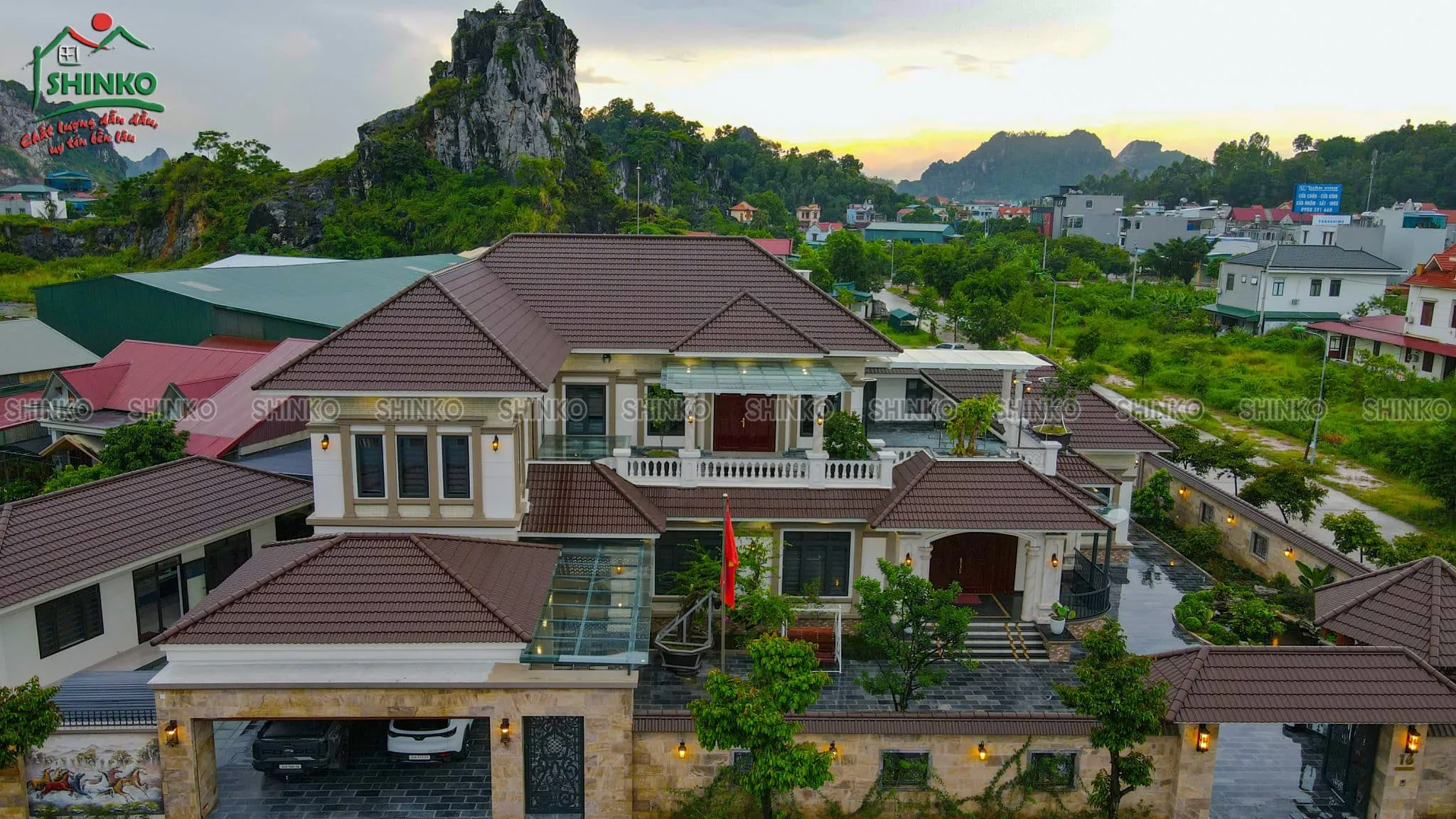 Mái ngói cổng giúp bảo vệ cửa cổng sắt khỏi nắng mưa