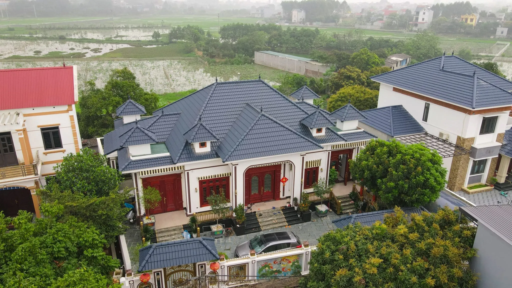 Chọn màu ngói hài hòa với tổng thể kiến trúc
