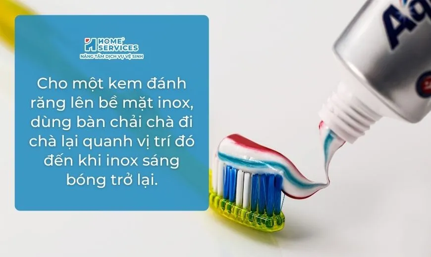 Cho một ít kem đánh răng lên bề mặt inox, bạn sẽ bất ngờ với kết quả đấy