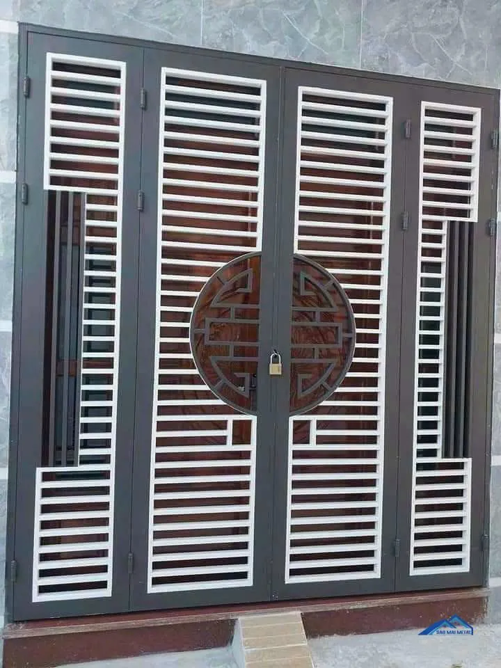 Cửa cổng sắt 4 cánh hiện đại với các thanh ngang và dọc