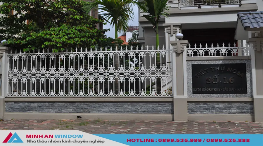 Hàng rào sắt hộp mạ kẽm màu tối với chân tường xây gạch