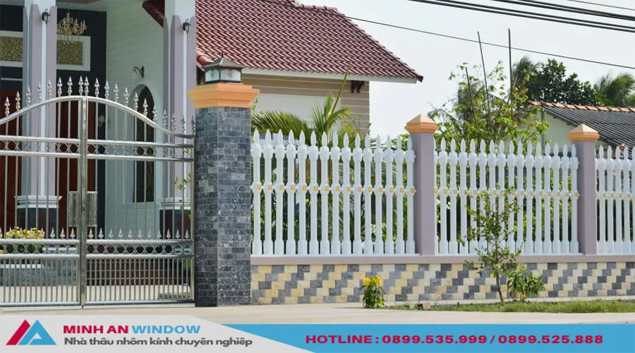 Mẫu hàng rào sắt hộp hiện đại với đường nét vuông vắn