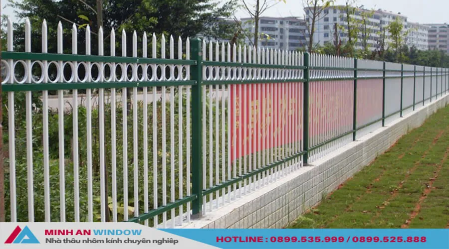 Hàng rào sắt hộp thiết kế đơn giản, phù hợp cho trường học hoặc công trình công cộng