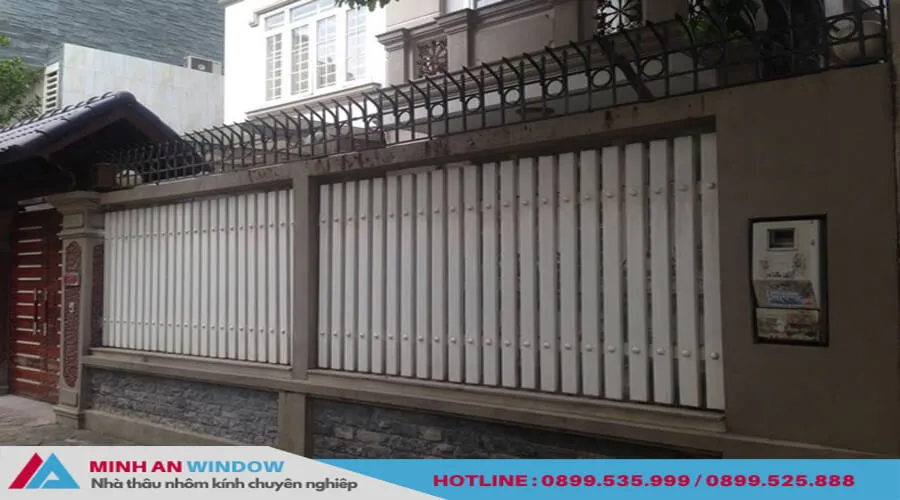 Hàng rào sắt hộp mạ kẽm màu đen với đỉnh nhọn chống trộm