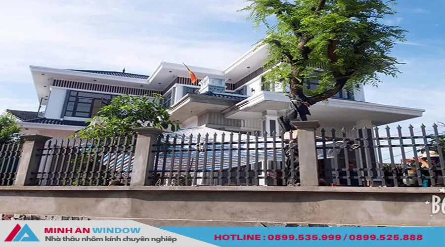Hàng rào sắt hộp mạ kẽm màu tối tạo điểm nhấn cho mặt tiền