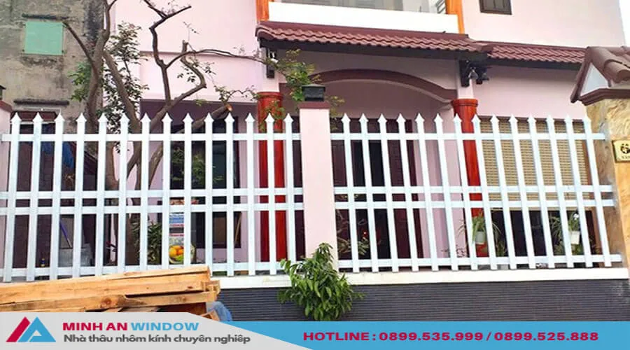 Thiết kế hàng rào sắt hộp mạ kẽm hài hòa với cây xanh