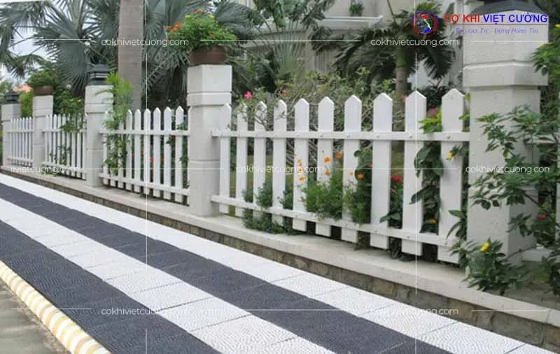 Cổng rào sắt hộp đơn giản với hàng rào thấp