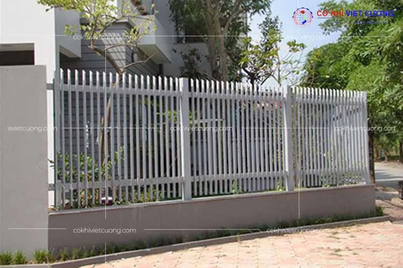 Mẫu hàng rào sắt hộp hiện đại có chân tường thấp