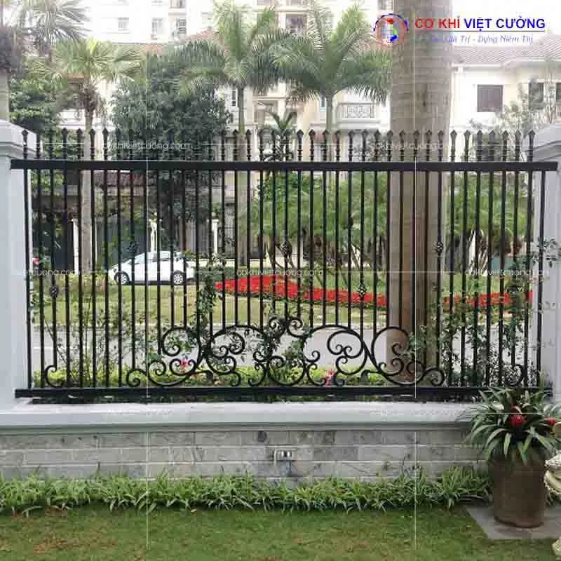 Hàng rào sắt hộp với khoảng cách nan lớn