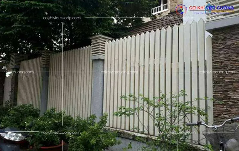 Cổng rào sắt hộp và hàng rào cùng kiểu