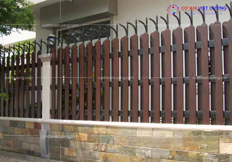 Hàng rào sắt hộp đơn giản cho nhà vườn