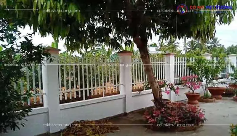 Hàng rào sắt hộp trắng phối gạch